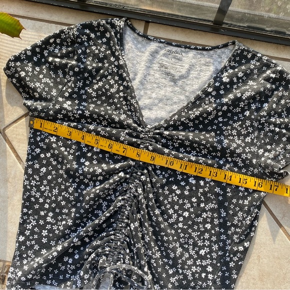 Arizona Jeans Co. Black w White Flowers Crop Top Gather Front Drawstring size L - Picture 7 of 8